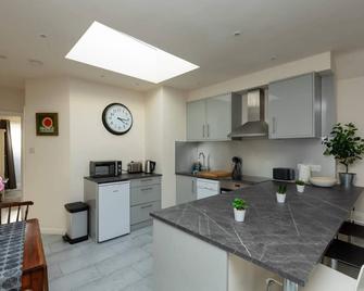 Bright & Contemporary 1bedroom Annexe - Herne Hill! - London - Kitchen