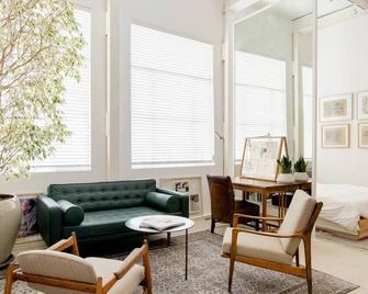 A Gorgeous Studio in the Hippest Building in Town - Tel Aviv - Vardagsrum