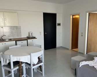 Smart Accommodation Rhodes - Kremasti - Essbereich