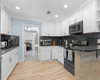 Charming 4-Bedroom Beach Bungalow with Idyllic Pool & Backyard - Tequesta - Cocina