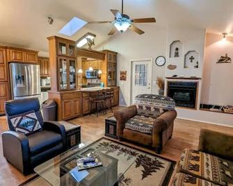 Treehouse Hideaway - Your Home Away from Home - Sulphur - Living room