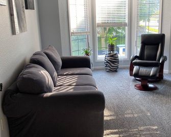 Elegant Condo in Historic Sheboygan Falls, Licensed and inspected by Sheb County - Sheboygan Falls - Living room