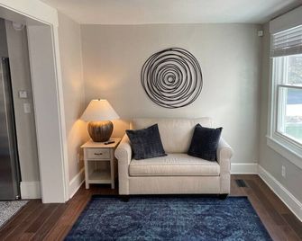 Charming renovated historic home in ideal location - Hamilton - Sala de estar