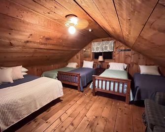 Cozy Knotty Pine Retreat - Conway - Schlafzimmer