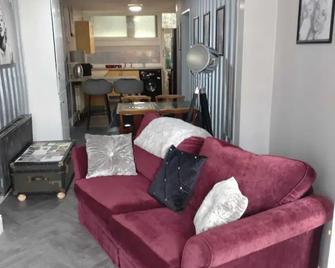 Valley View Retreat - Scarborough - Living room