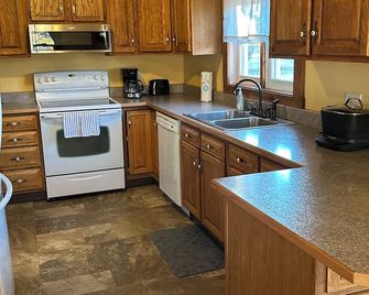 4-bedroom house with AC in friendly Shelby, MT - Shelby - Küche