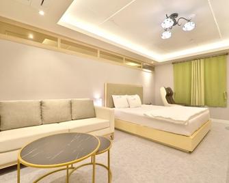 Yeongcheon Jeongyang Hotel - Yeongcheon - Bedroom