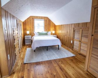 Bright and Cozy Parma Heights Home - Brook Park - Bedroom