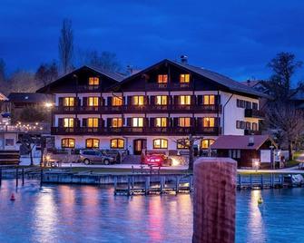 1 App. 1-Zimmer mit Kochnische Balkon und seitlichem Blick zum See - Gstadt am Chiemsee - Gebäude
