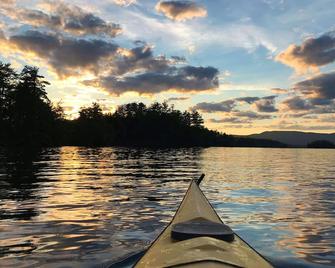 Lakefront Escape on Squam: Hot Tub, Kayaks, Paddleboards, and Luxury Design - Center Harbor - Playa