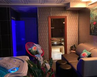 Mini Loft Spamania Spa\/sauna\/hammam\/private Balcony and private outdoor fireplace! - Shawinigan - Living room