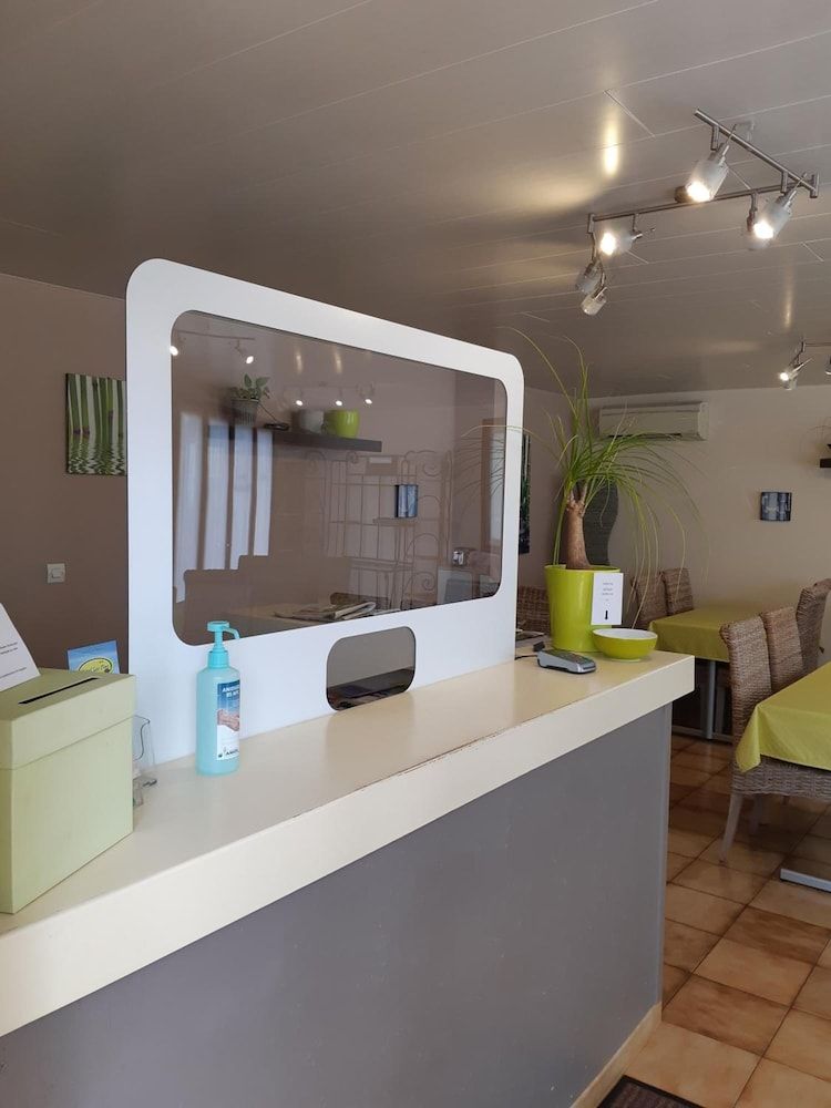 Hotel Les Pins - Hourtin - Rezeption
