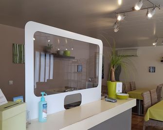 Hotel Les Pins - Hourtin - Rezeption