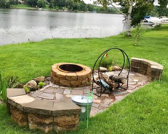 Quiet, relaxing home on Lake Watab in beautiful St. Joseph, MN near SJU and CSB - Saint Joseph - Patio