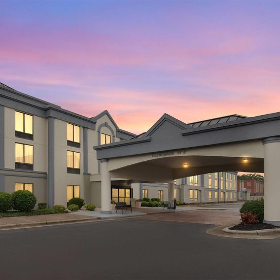 Wingate by Wyndham Greensboro/Coliseum image 1
