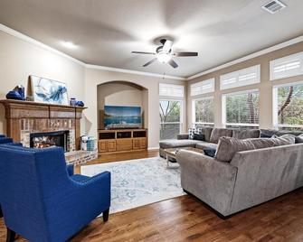 Rockwall Urban Oasis- 3600sqft -Pool/Spa/Game Room/Office-Overlooks Lake/Park - Rockwall - Living room