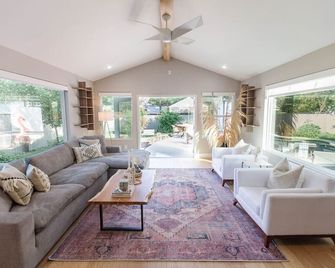 South Congress Bungalow w/ Pool & Hot Tub - Austin - Salon