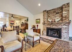 Wine Country Retreat at Private Creekside House! - Glen Ellen - Living room