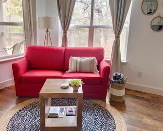 Amazing Views! Nature 3 Porches Wi-fi Secluded .5mi to downtown dine/shop - Mansfield - Living room