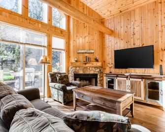 Lovely home with fireplace, deck, grill, shared pool, tennis, and hot tubs - Redmond - Salon