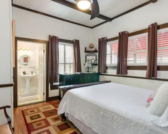 The Wayward Traveler's Inn - Mims - Schlafzimmer
