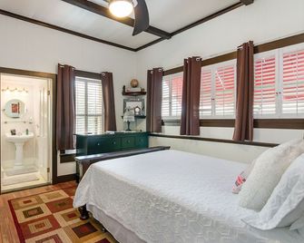 The Wayward Traveler's Inn - Mims - Habitación