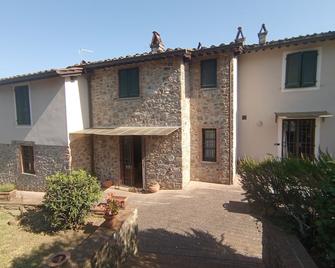 Peace and quiet live here: farmhouse surrounded by greenery. - Montecarlo - Edificio