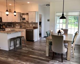 Newer Construction Lake View Cottage! - Westport - Cocina