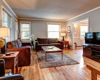 Downtown 4 Bed/3 bath Historic District - Hot tub/mtn views /grassed fenced yard - Breckenridge - Living room
