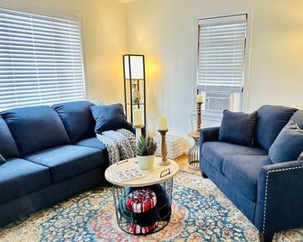 Adorable Gem House in the Gem City! - Erie - Living room