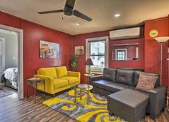Homey Cottage with Sunroom & Smart TV! - Highland - Living room