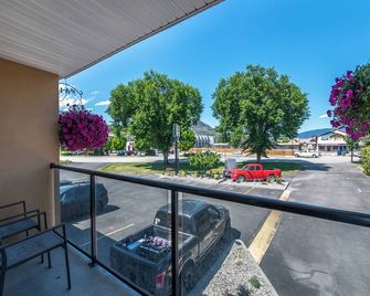 Sahara Courtyard Inn Penticton - פנטיקטון - מרפסת