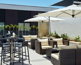 هيلتون جاردن إن جابورون - غابورون - شرفة مرصوفة