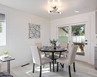 Sleek modern design meets peaceful retreat for a comfortable stay. - Burley - Sala pranzo