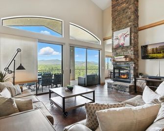 The Sanctuary at Prescott-downtown-hot Tub & Views - Prescott - Living room