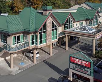 Clarion Hotel & Conference Centre - Abbotsford - Building