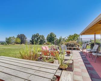 Yakima Wine Country Retreat with Scenic Valley Views - Yakima - Patio