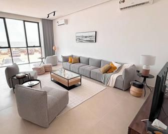 Spacious 3-bedroom apartment in charming As Sifah with WiFi, AC - As Sīfah