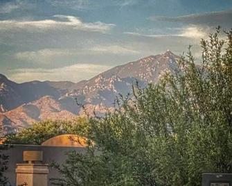 Lovely two bedroom condo- Pool, spa, and gym. - Tubac