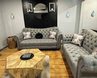 The Compound- Adults-Only 3-Bedroom House With Hot Tub & Lounge —No Parties! - Detroit - Sala de estar