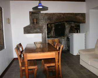 Space suitable for families, with gardens, vegetables and seasonal fruit - Praia da Vitoria - Essbereich