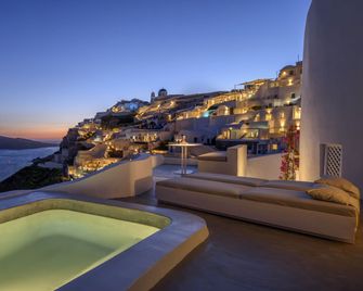 Echoes Luxury Suites - Thera - Pool