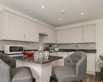 The Hideaway, Pet Friendly, With Hot Tub In Brean - Weston-super-Mare - Kitchen