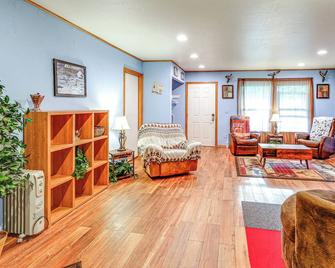 Family Retreat 2 Mi to Santa's House: Pets Welcome - North Pole - Sala de estar