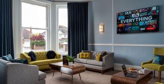 St Andrews Hotel - Exeter - Living room