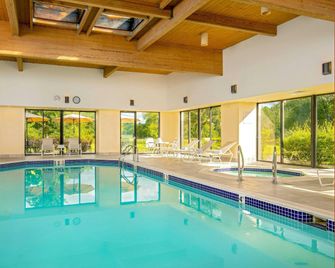 Fairfield Inn by Marriott Bangor - Bangor - Piscina