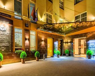 فندق وسبا تاوروس - لفيف - مبنى