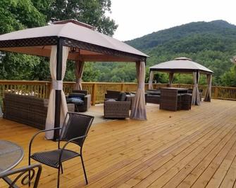 'Buffalo' Guestroom at bed and breakfast on11 park-like acres - Bryson City - Patio