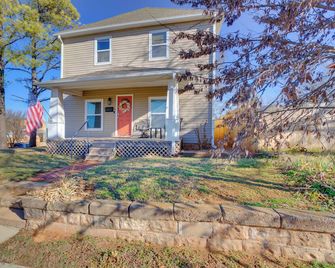 Historic Home Half-Mile to Downtown Guthrie! - Guthrie - Edificio