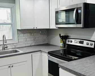 Peaceful 2-bedroom house with AC in charming McPherson - McPherson - Cozinha
